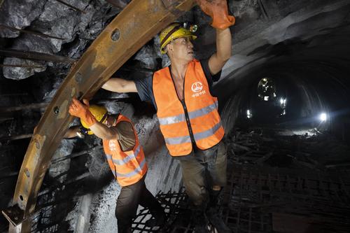 工人在老挝乌多姆赛省孟雅县的中老铁路福格村隧道建设现场施工
