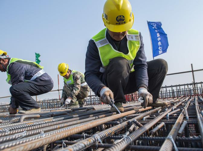 1月15日,工人在武汉江北铁路倒水河特大桥建设现场施工(无人机照片).